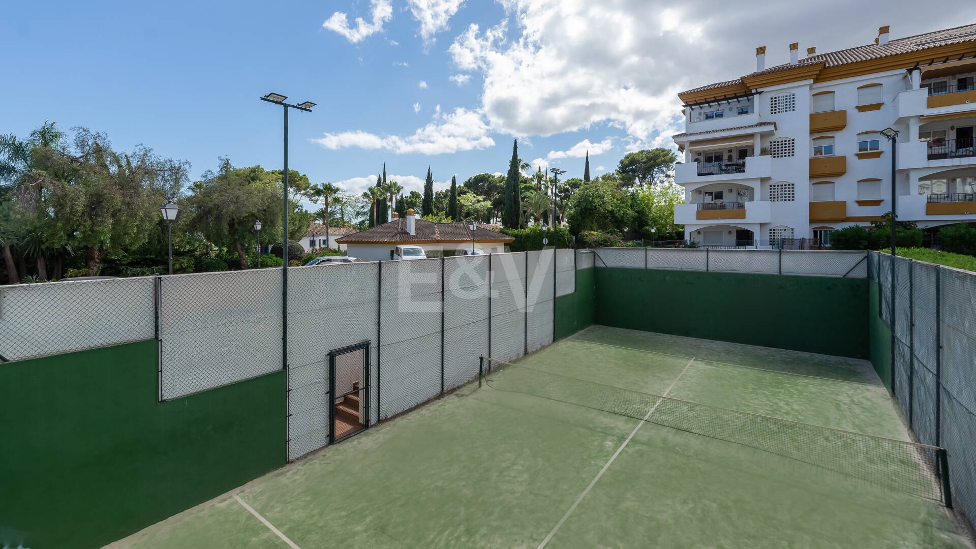 Trendige 2-Zimmer-Wohnung an der Goldenen Meile, Marbella. Verfügbar in den Sommermonaten Juni bis Oktober. Geschlossene Wohnanlage, fußläufig zum Strand