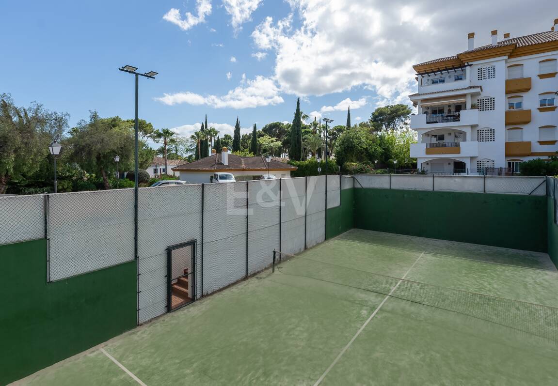Trendige 2-Zimmer-Wohnung an der Goldenen Meile, Marbella. Verfügbar in den Sommermonaten Juni bis Oktober. Geschlossene Wohnanlage, fußläufig zum Strand