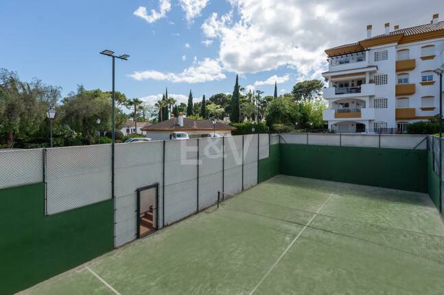 Trendige 2-Zimmer-Wohnung an der Goldenen Meile, Marbella. Verfügbar in den Sommermonaten Juni bis Oktober. Geschlossene Wohnanlage, fußläufig zum Strand