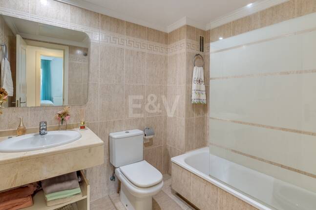 Trendige 2-Zimmer-Wohnung an der Goldenen Meile, Marbella. Verfügbar in den Sommermonaten Juni bis Oktober. Geschlossene Wohnanlage, fußläufig zum Strand