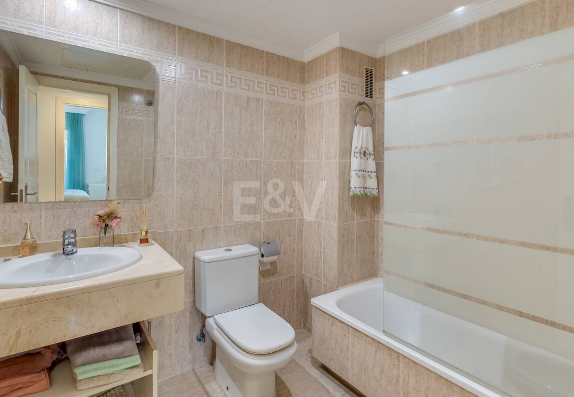 Trendige 2-Zimmer-Wohnung an der Goldenen Meile, Marbella. Verfügbar in den Sommermonaten Juni bis Oktober. Geschlossene Wohnanlage, fußläufig zum Strand