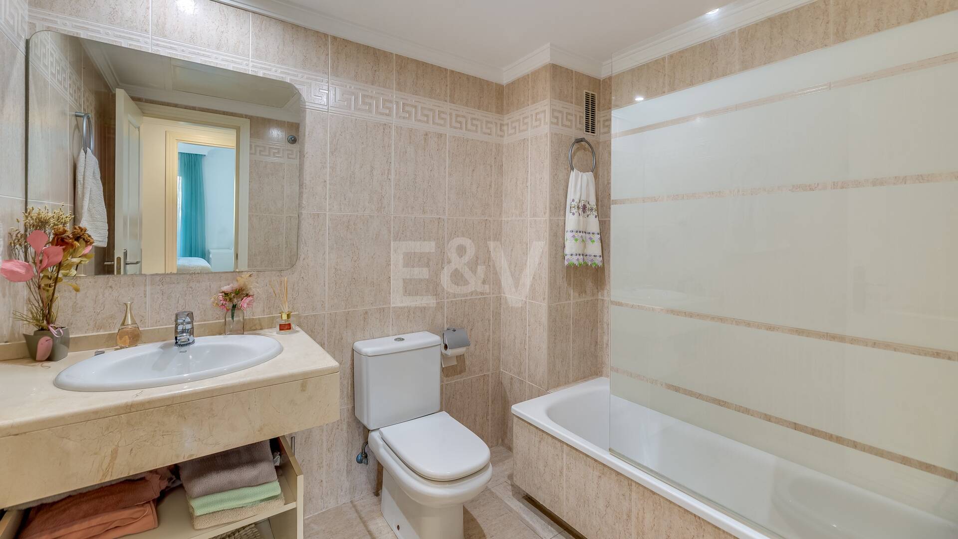 Trendige 2-Zimmer-Wohnung an der Goldenen Meile, Marbella. Verfügbar in den Sommermonaten Juni bis Oktober. Geschlossene Wohnanlage, fußläufig zum Strand