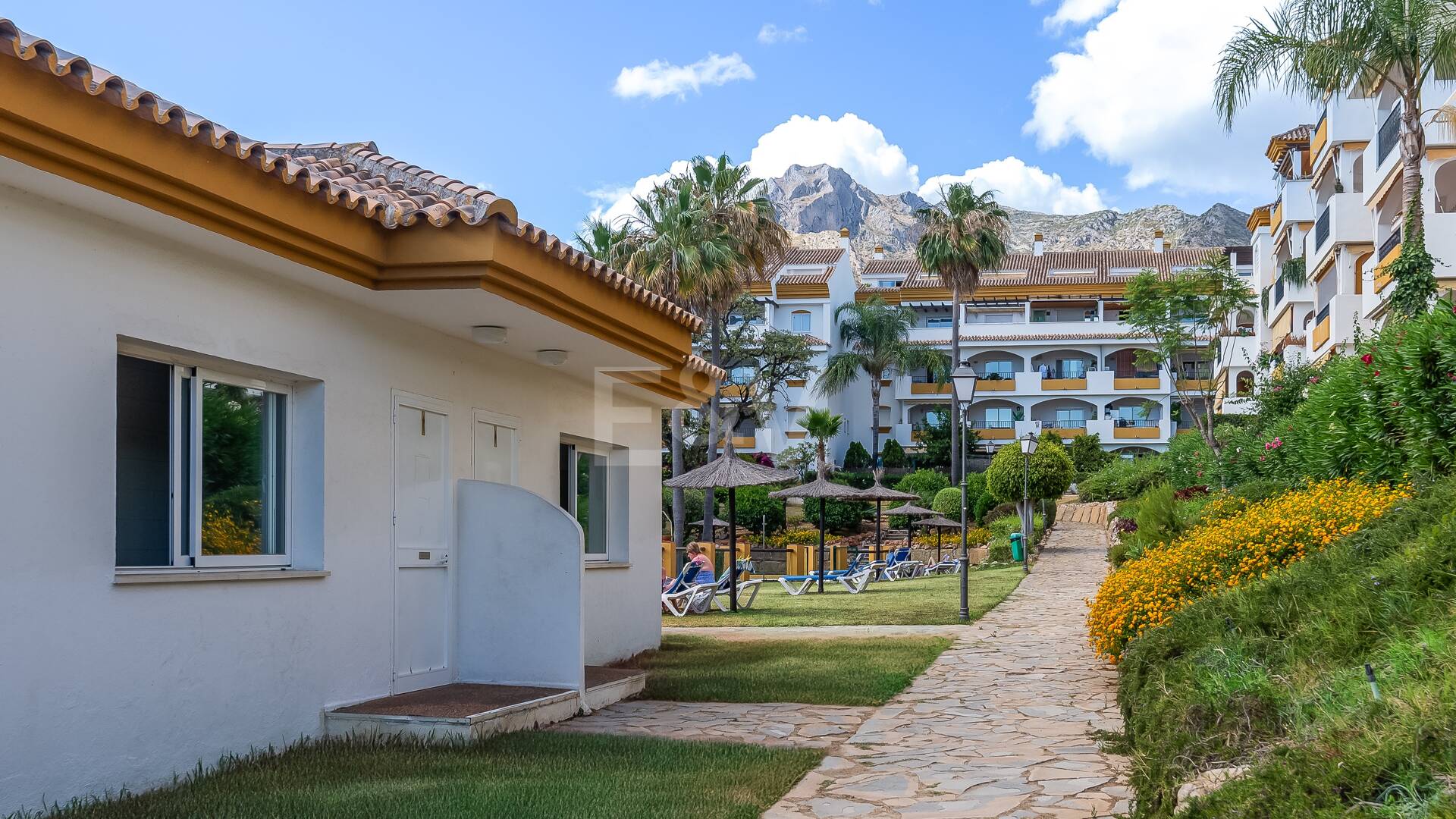 Trendige 2-Zimmer-Wohnung an der Goldenen Meile, Marbella. Verfügbar in den Sommermonaten Juni bis Oktober. Geschlossene Wohnanlage, fußläufig zum Strand