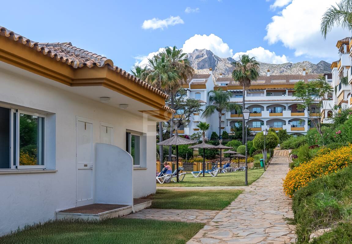 Trendige 2-Zimmer-Wohnung an der Goldenen Meile, Marbella. Verfügbar in den Sommermonaten Juni bis Oktober. Geschlossene Wohnanlage, fußläufig zum Strand