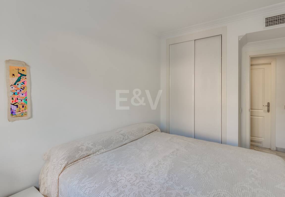 Trendige 2-Zimmer-Wohnung an der Goldenen Meile, Marbella. Verfügbar in den Sommermonaten Juni bis Oktober. Geschlossene Wohnanlage, fußläufig zum Strand