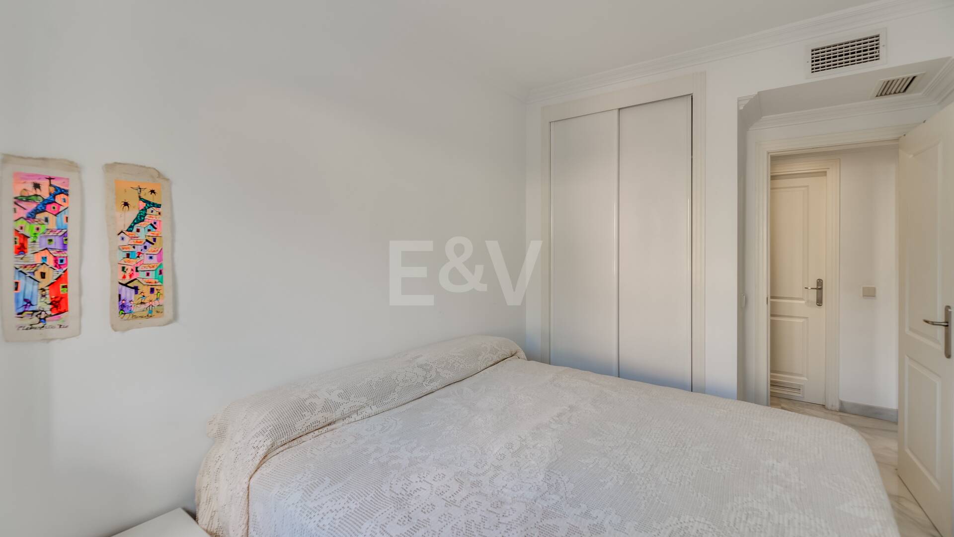 Trendige 2-Zimmer-Wohnung an der Goldenen Meile, Marbella. Verfügbar in den Sommermonaten Juni bis Oktober. Geschlossene Wohnanlage, fußläufig zum Strand