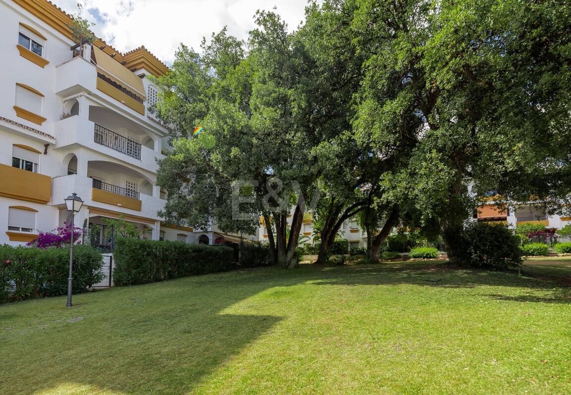 Trendige 2-Zimmer-Wohnung an der Goldenen Meile, Marbella. Verfügbar in den Sommermonaten Juni bis Oktober. Geschlossene Wohnanlage, fußläufig zum Strand