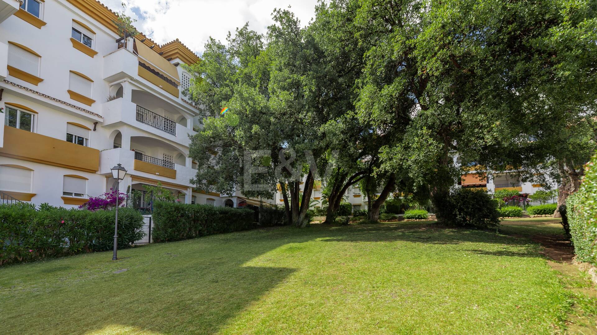 Trendige 2-Zimmer-Wohnung an der Goldenen Meile, Marbella. Verfügbar in den Sommermonaten Juni bis Oktober. Geschlossene Wohnanlage, fußläufig zum Strand