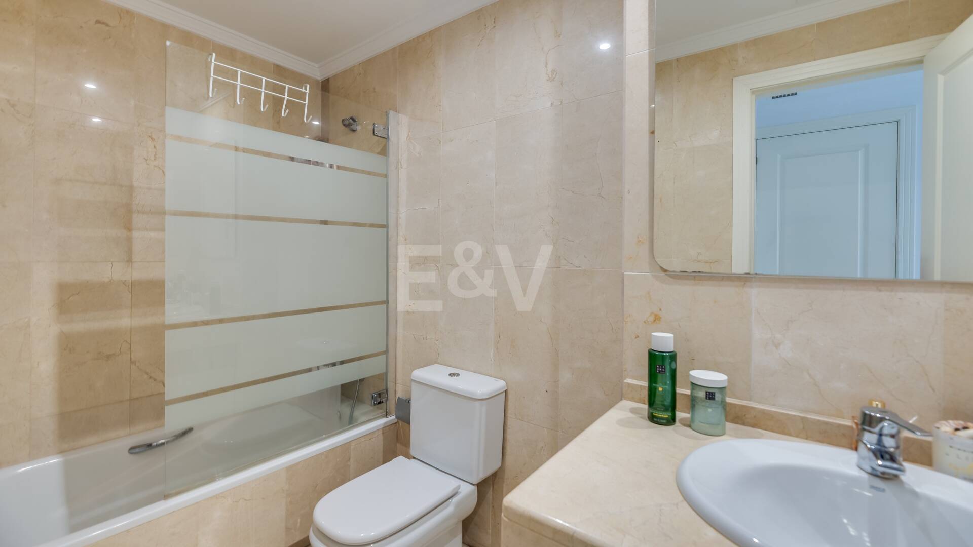 Trendige 2-Zimmer-Wohnung an der Goldenen Meile, Marbella. Verfügbar in den Sommermonaten Juni bis Oktober. Geschlossene Wohnanlage, fußläufig zum Strand