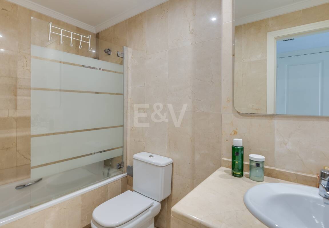 Trendige 2-Zimmer-Wohnung an der Goldenen Meile, Marbella. Verfügbar in den Sommermonaten Juni bis Oktober. Geschlossene Wohnanlage, fußläufig zum Strand