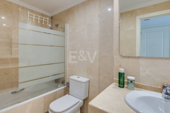 Trendige 2-Zimmer-Wohnung an der Goldenen Meile, Marbella. Verfügbar in den Sommermonaten Juni bis Oktober. Geschlossene Wohnanlage, fußläufig zum Strand