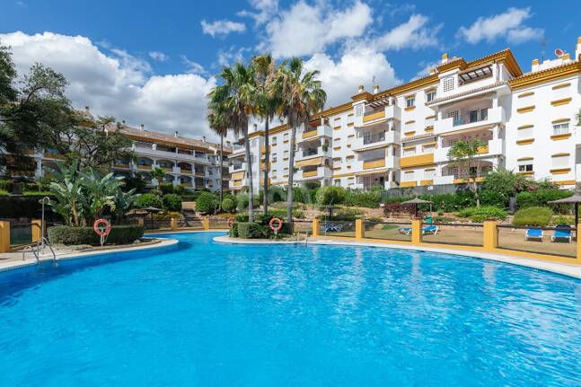 Trendige 2-Zimmer-Wohnung an der Goldenen Meile, Marbella. Verfügbar in den Sommermonaten Juni bis Oktober. Geschlossene Wohnanlage, fußläufig zum Strand