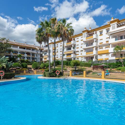 Trendige 2-Zimmer-Wohnung an der Goldenen Meile, Marbella. Verfügbar in den Sommermonaten Juni bis Oktober. Geschlossene Wohnanlage, fußläufig zum Strand