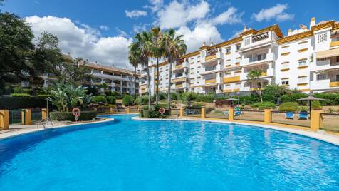 Trendige 2-Zimmer-Wohnung an der Goldenen Meile, Marbella. Verfügbar in den Sommermonaten Juni bis Oktober. Geschlossene Wohnanlage, fußläufig zum Strand