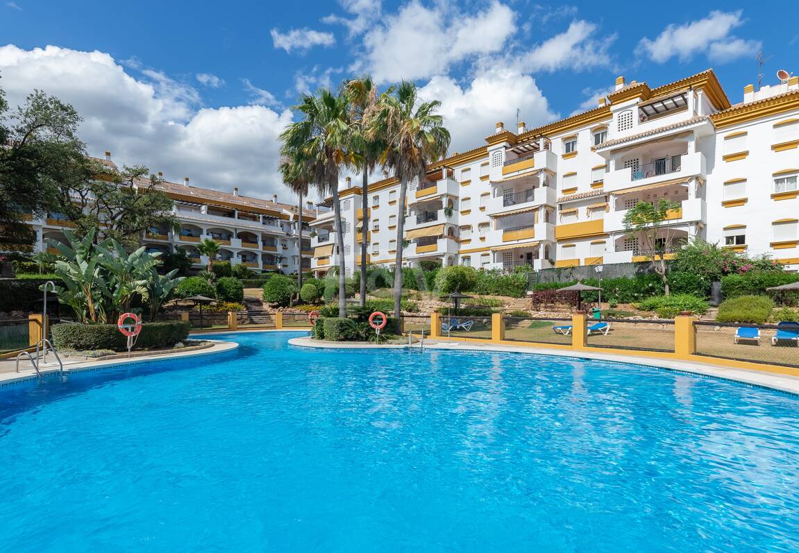 Trendige 2-Zimmer-Wohnung an der Goldenen Meile, Marbella. Verfügbar in den Sommermonaten Juni bis Oktober. Geschlossene Wohnanlage, fußläufig zum Strand