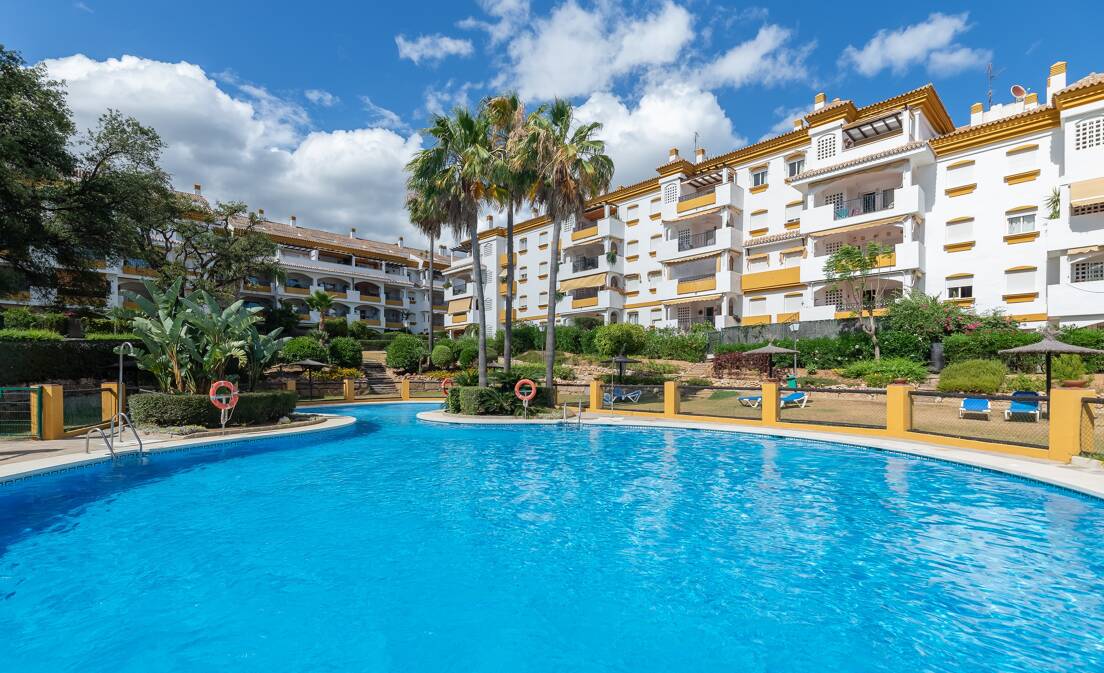 Trendige 2-Zimmer-Wohnung an der Goldenen Meile, Marbella. Verfügbar in den Sommermonaten Juni bis Oktober. Geschlossene Wohnanlage, fußläufig zum Strand