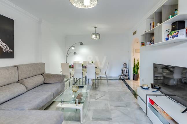 Trendige 2-Zimmer-Wohnung an der Goldenen Meile, Marbella. Verfügbar in den Sommermonaten Juni bis Oktober. Geschlossene Wohnanlage, fußläufig zum Strand