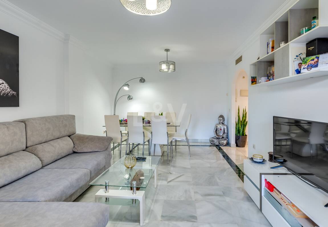 Trendige 2-Zimmer-Wohnung an der Goldenen Meile, Marbella. Verfügbar in den Sommermonaten Juni bis Oktober. Geschlossene Wohnanlage, fußläufig zum Strand