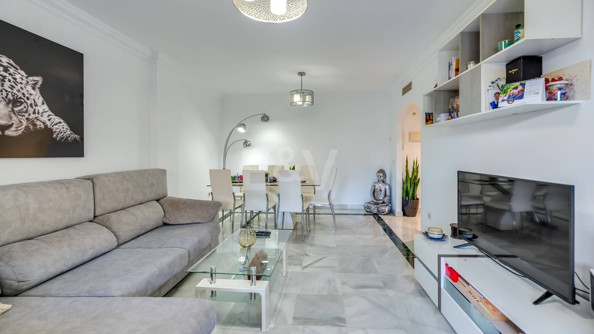 Trendige 2-Zimmer-Wohnung an der Goldenen Meile, Marbella. Verfügbar in den Sommermonaten Juni bis Oktober. Geschlossene Wohnanlage, fußläufig zum Strand