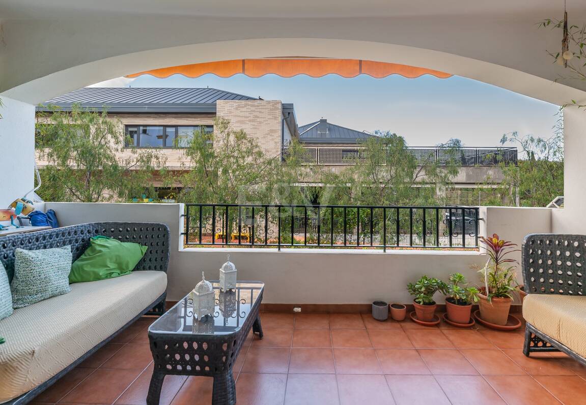 Trendige 2-Zimmer-Wohnung an der Goldenen Meile, Marbella. Verfügbar in den Sommermonaten Juni bis Oktober. Geschlossene Wohnanlage, fußläufig zum Strand