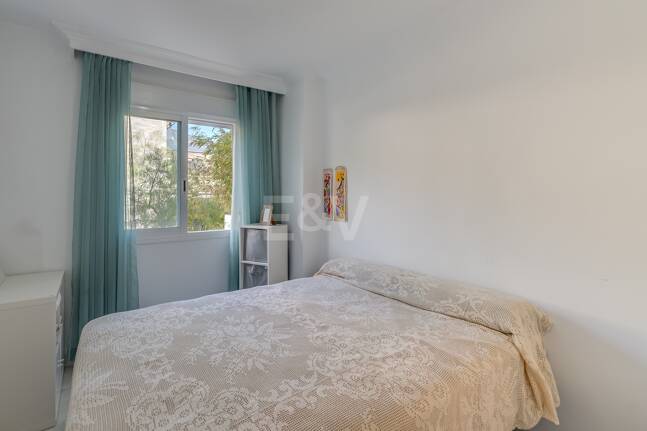 Trendige 2-Zimmer-Wohnung an der Goldenen Meile, Marbella. Verfügbar in den Sommermonaten Juni bis Oktober. Geschlossene Wohnanlage, fußläufig zum Strand