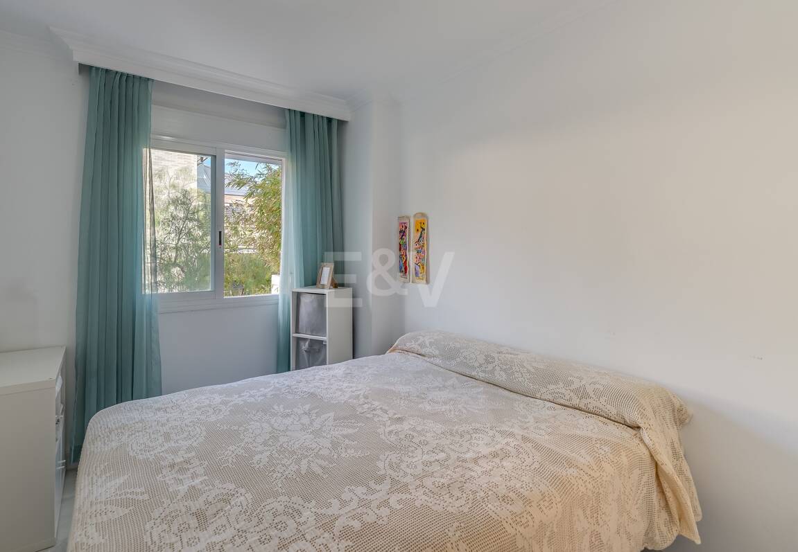 Trendige 2-Zimmer-Wohnung an der Goldenen Meile, Marbella. Verfügbar in den Sommermonaten Juni bis Oktober. Geschlossene Wohnanlage, fußläufig zum Strand