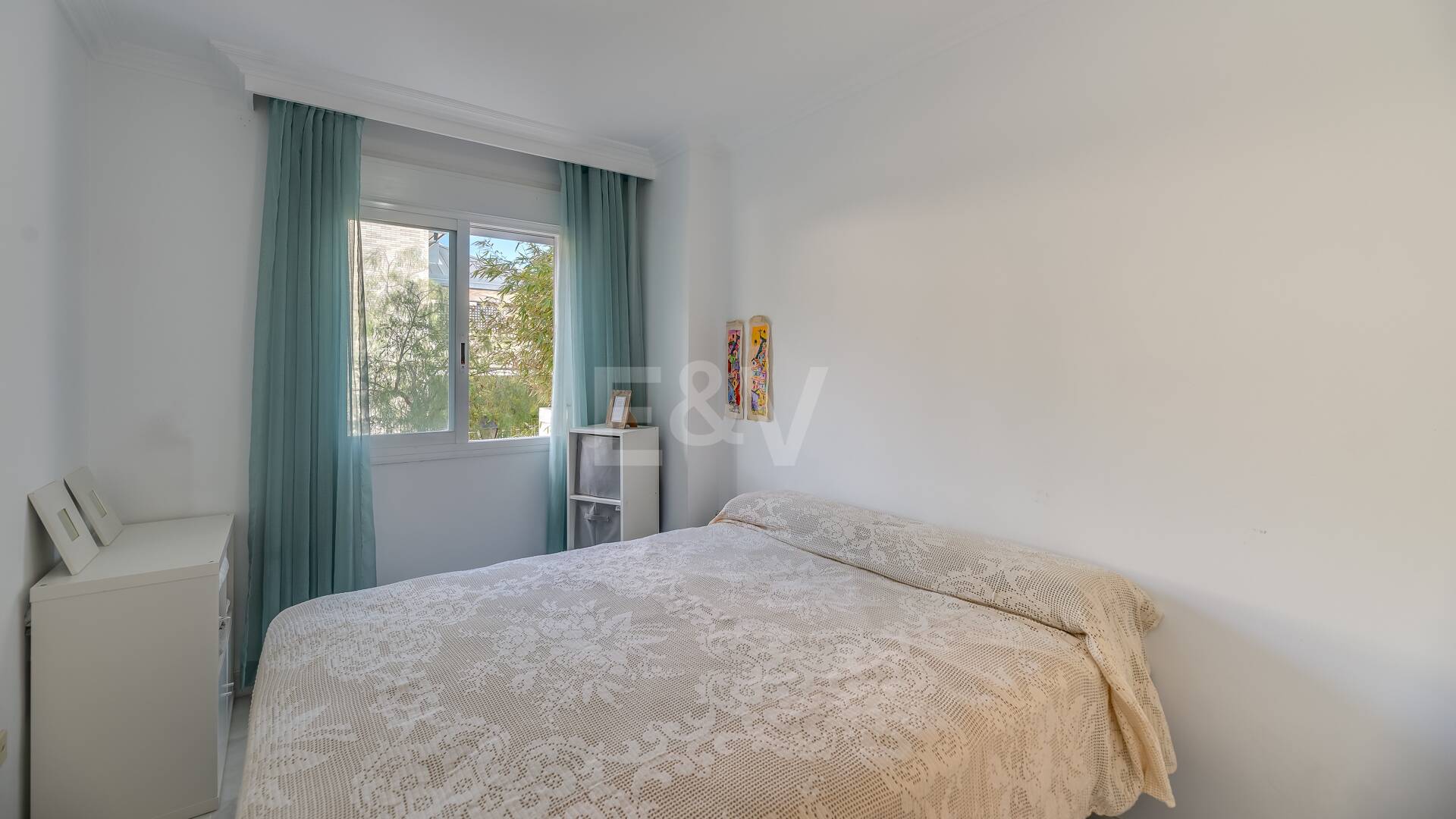 Trendige 2-Zimmer-Wohnung an der Goldenen Meile, Marbella. Verfügbar in den Sommermonaten Juni bis Oktober. Geschlossene Wohnanlage, fußläufig zum Strand