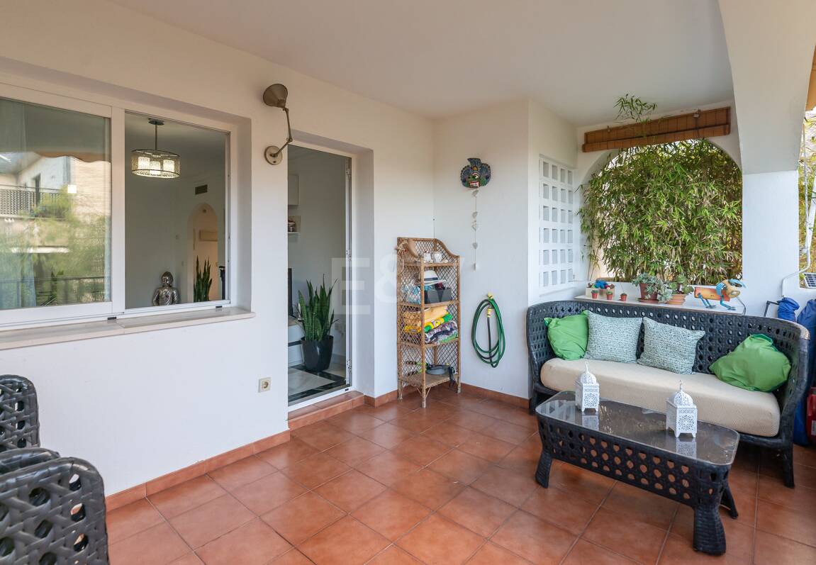 Trendige 2-Zimmer-Wohnung an der Goldenen Meile, Marbella. Verfügbar in den Sommermonaten Juni bis Oktober. Geschlossene Wohnanlage, fußläufig zum Strand