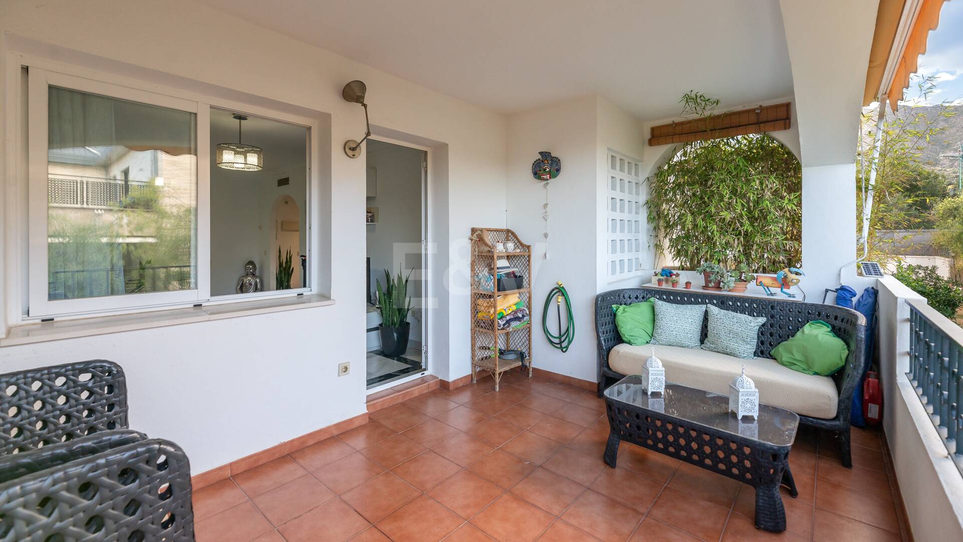 Trendige 2-Zimmer-Wohnung an der Goldenen Meile, Marbella. Verfügbar in den Sommermonaten Juni bis Oktober. Geschlossene Wohnanlage, fußläufig zum Strand