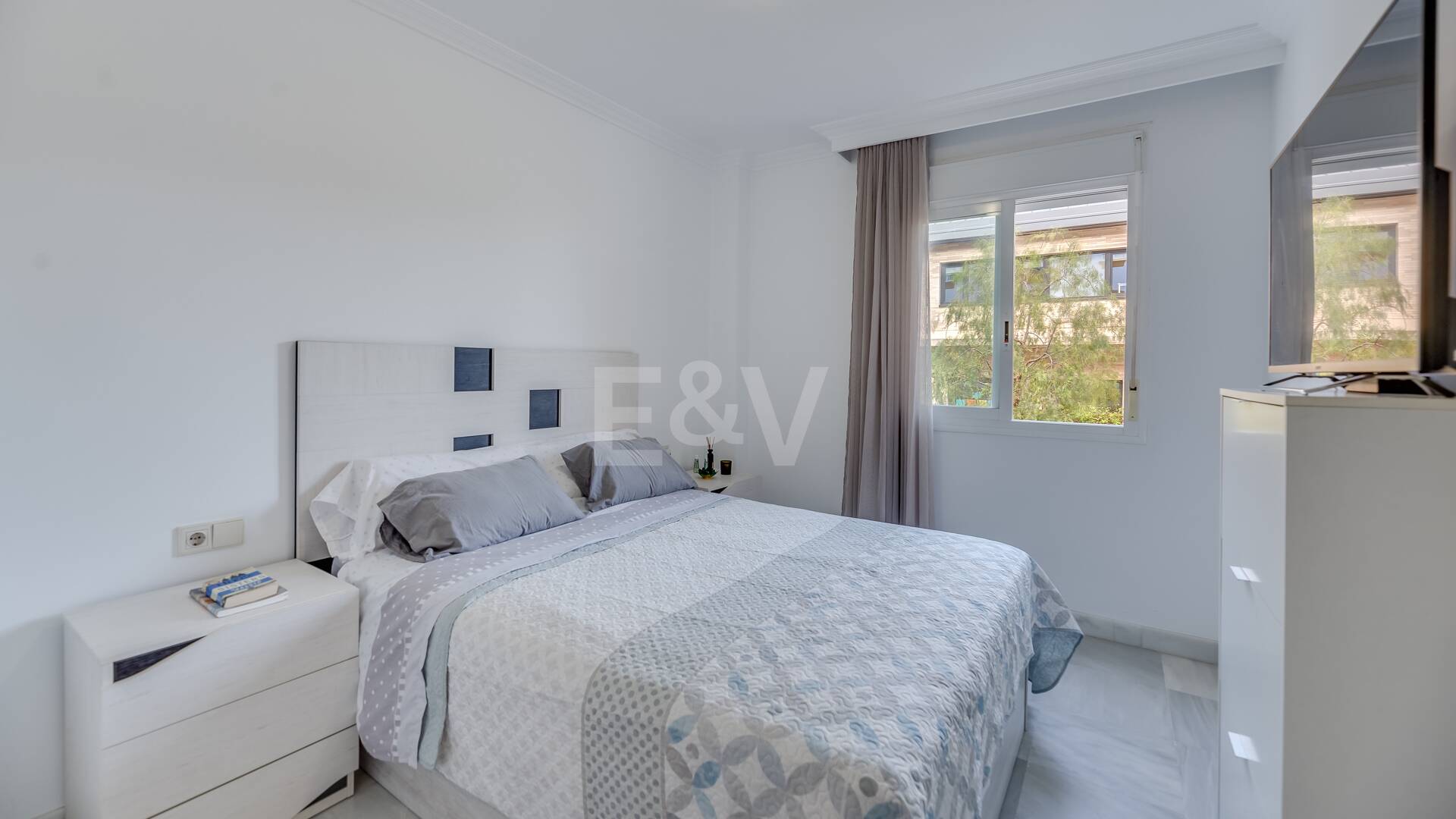 Trendige 2-Zimmer-Wohnung an der Goldenen Meile, Marbella. Verfügbar in den Sommermonaten Juni bis Oktober. Geschlossene Wohnanlage, fußläufig zum Strand