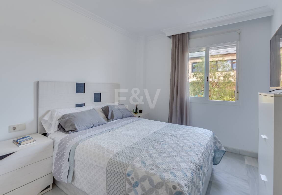 Trendige 2-Zimmer-Wohnung an der Goldenen Meile, Marbella. Verfügbar in den Sommermonaten Juni bis Oktober. Geschlossene Wohnanlage, fußläufig zum Strand