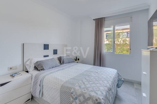 Trendige 2-Zimmer-Wohnung an der Goldenen Meile, Marbella. Verfügbar in den Sommermonaten Juni bis Oktober. Geschlossene Wohnanlage, fußläufig zum Strand