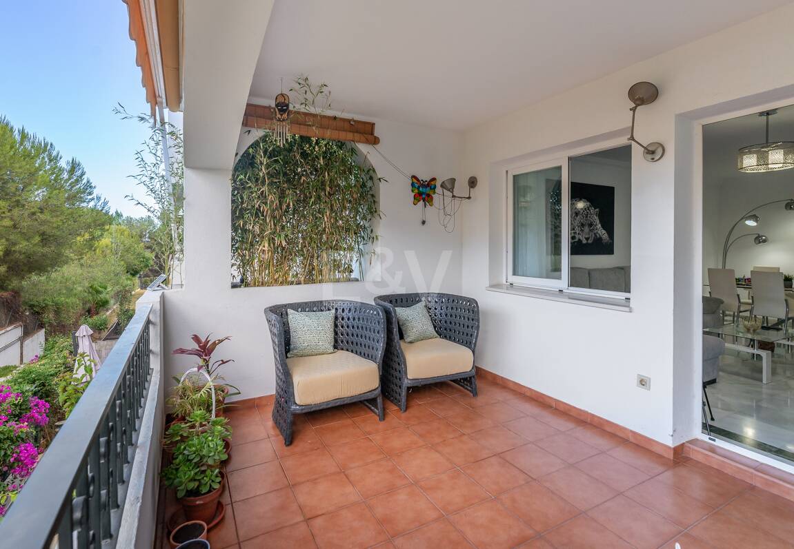 Trendige 2-Zimmer-Wohnung an der Goldenen Meile, Marbella. Verfügbar in den Sommermonaten Juni bis Oktober. Geschlossene Wohnanlage, fußläufig zum Strand