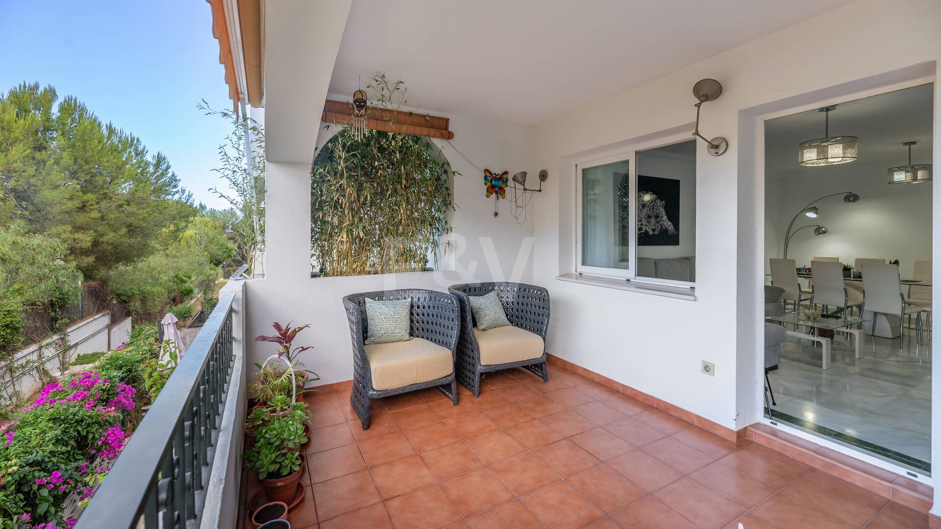 Trendige 2-Zimmer-Wohnung an der Goldenen Meile, Marbella. Verfügbar in den Sommermonaten Juni bis Oktober. Geschlossene Wohnanlage, fußläufig zum Strand