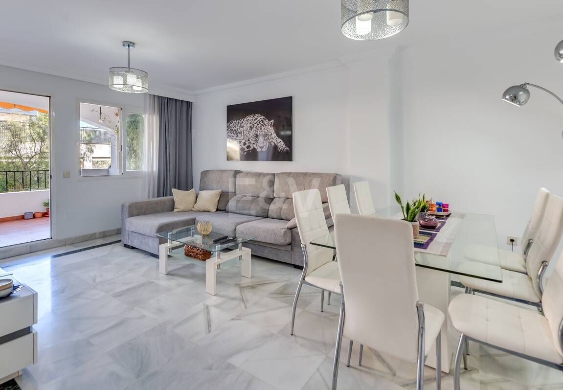 Trendige 2-Zimmer-Wohnung an der Goldenen Meile, Marbella. Verfügbar in den Sommermonaten Juni bis Oktober. Geschlossene Wohnanlage, fußläufig zum Strand