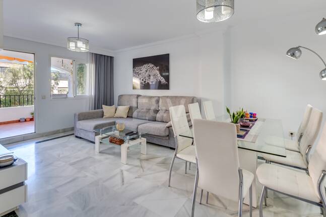 Trendige 2-Zimmer-Wohnung an der Goldenen Meile, Marbella. Verfügbar in den Sommermonaten Juni bis Oktober. Geschlossene Wohnanlage, fußläufig zum Strand