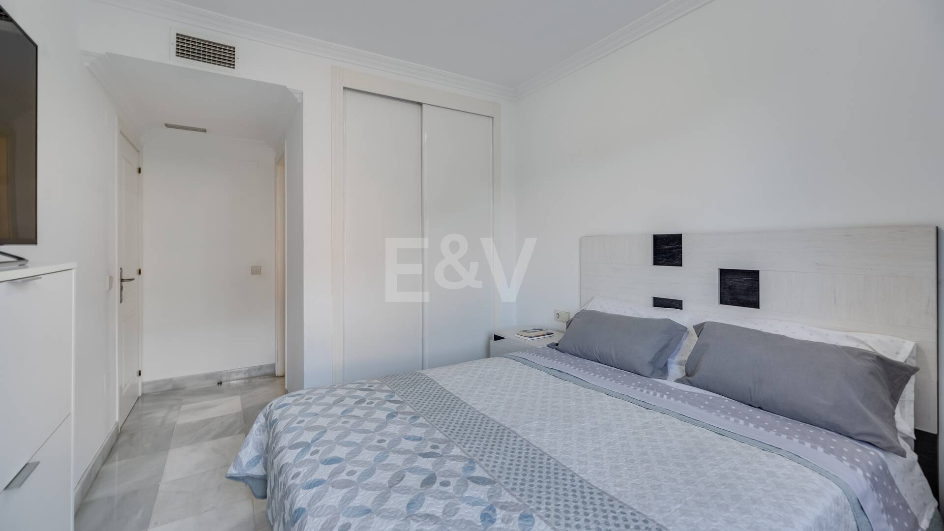 Trendige 2-Zimmer-Wohnung an der Goldenen Meile, Marbella. Verfügbar in den Sommermonaten Juni bis Oktober. Geschlossene Wohnanlage, fußläufig zum Strand