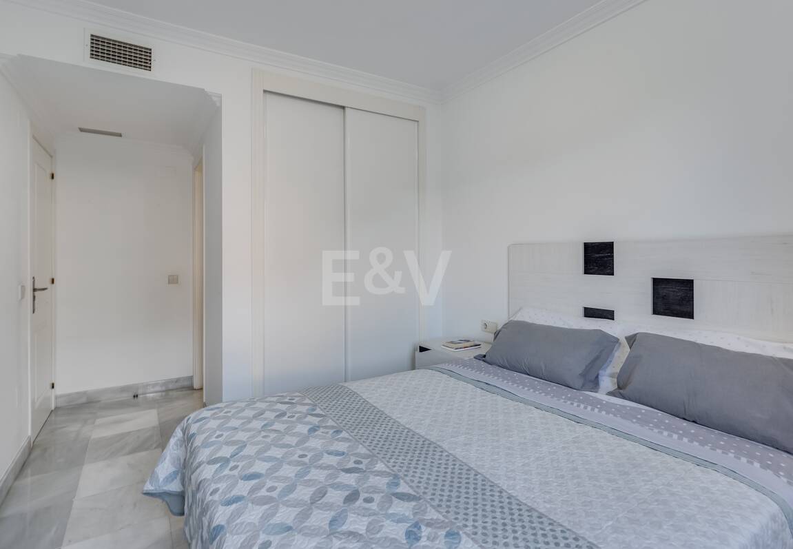 Trendige 2-Zimmer-Wohnung an der Goldenen Meile, Marbella. Verfügbar in den Sommermonaten Juni bis Oktober. Geschlossene Wohnanlage, fußläufig zum Strand