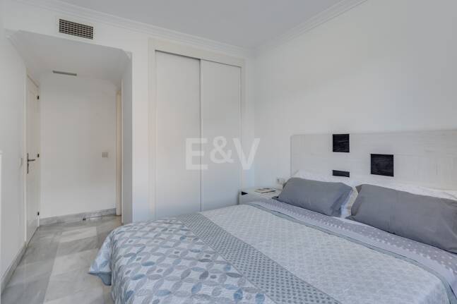 Trendige 2-Zimmer-Wohnung an der Goldenen Meile, Marbella. Verfügbar in den Sommermonaten Juni bis Oktober. Geschlossene Wohnanlage, fußläufig zum Strand