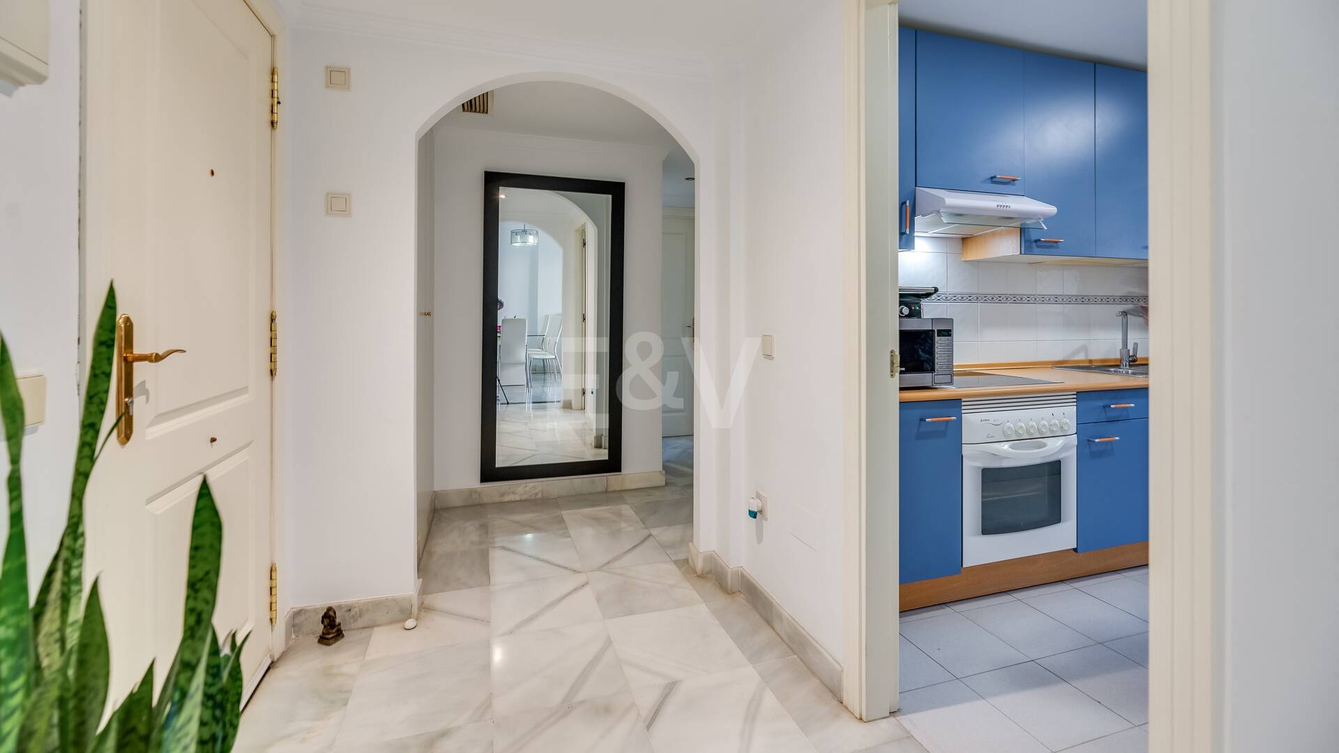 Trendige 2-Zimmer-Wohnung an der Goldenen Meile, Marbella. Verfügbar in den Sommermonaten Juni bis Oktober. Geschlossene Wohnanlage, fußläufig zum Strand