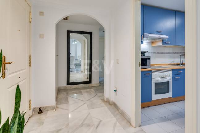 Trendige 2-Zimmer-Wohnung an der Goldenen Meile, Marbella. Verfügbar in den Sommermonaten Juni bis Oktober. Geschlossene Wohnanlage, fußläufig zum Strand