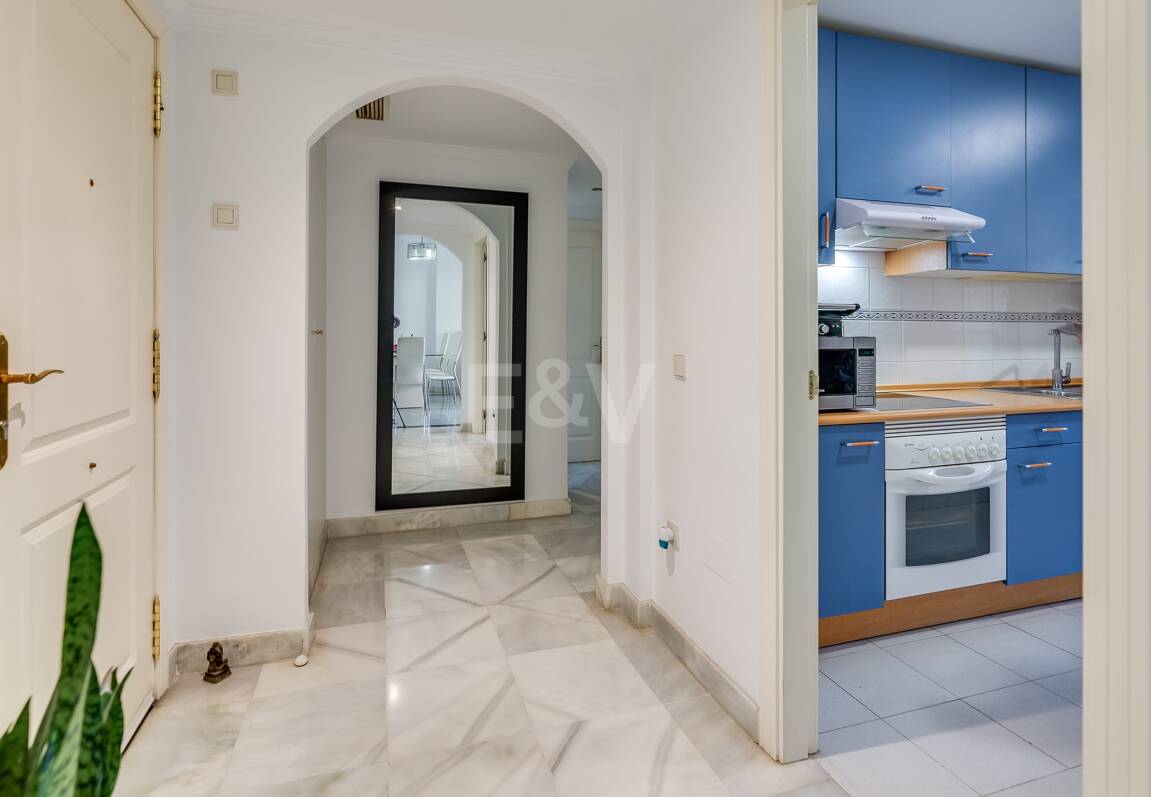 Trendige 2-Zimmer-Wohnung an der Goldenen Meile, Marbella. Verfügbar in den Sommermonaten Juni bis Oktober. Geschlossene Wohnanlage, fußläufig zum Strand