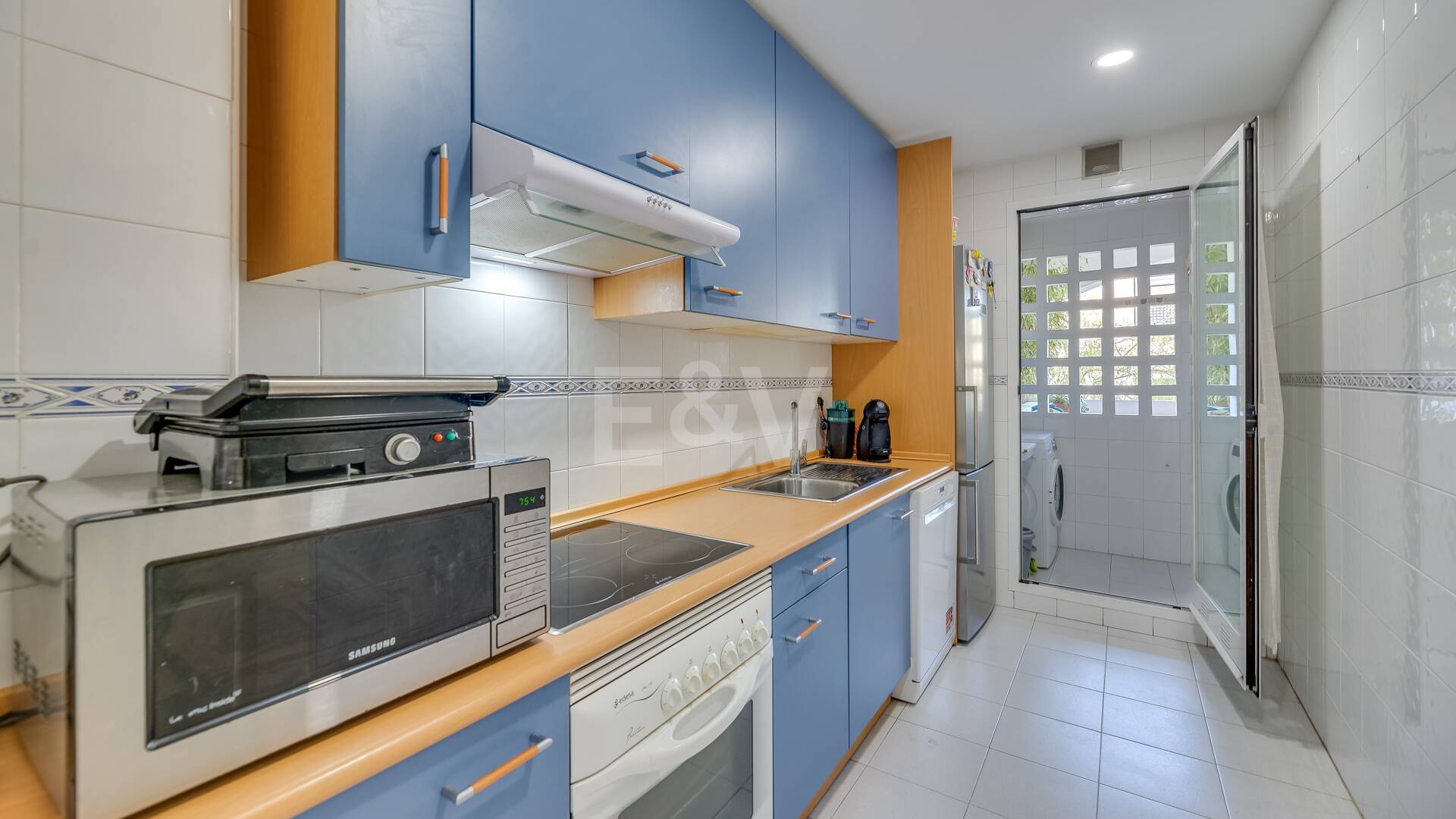 Trendige 2-Zimmer-Wohnung an der Goldenen Meile, Marbella. Verfügbar in den Sommermonaten Juni bis Oktober. Geschlossene Wohnanlage, fußläufig zum Strand