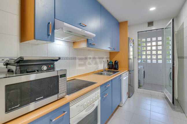 Trendige 2-Zimmer-Wohnung an der Goldenen Meile, Marbella. Verfügbar in den Sommermonaten Juni bis Oktober. Geschlossene Wohnanlage, fußläufig zum Strand