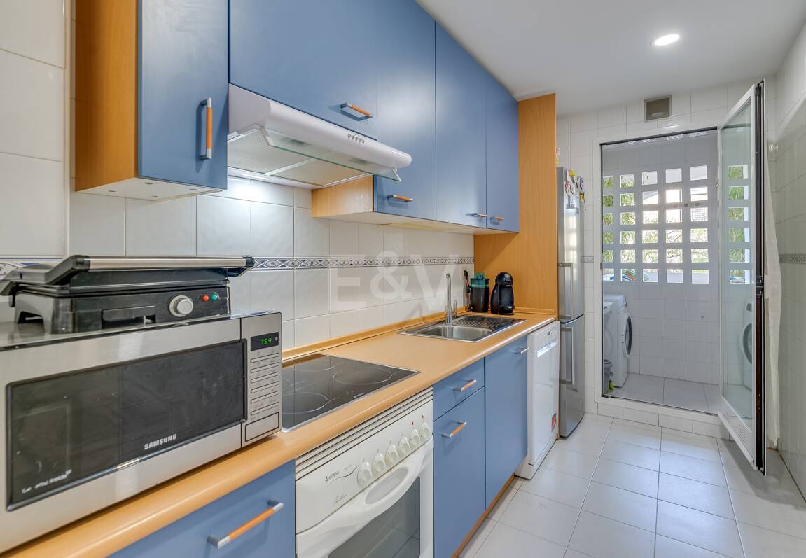 Trendige 2-Zimmer-Wohnung an der Goldenen Meile, Marbella. Verfügbar in den Sommermonaten Juni bis Oktober. Geschlossene Wohnanlage, fußläufig zum Strand