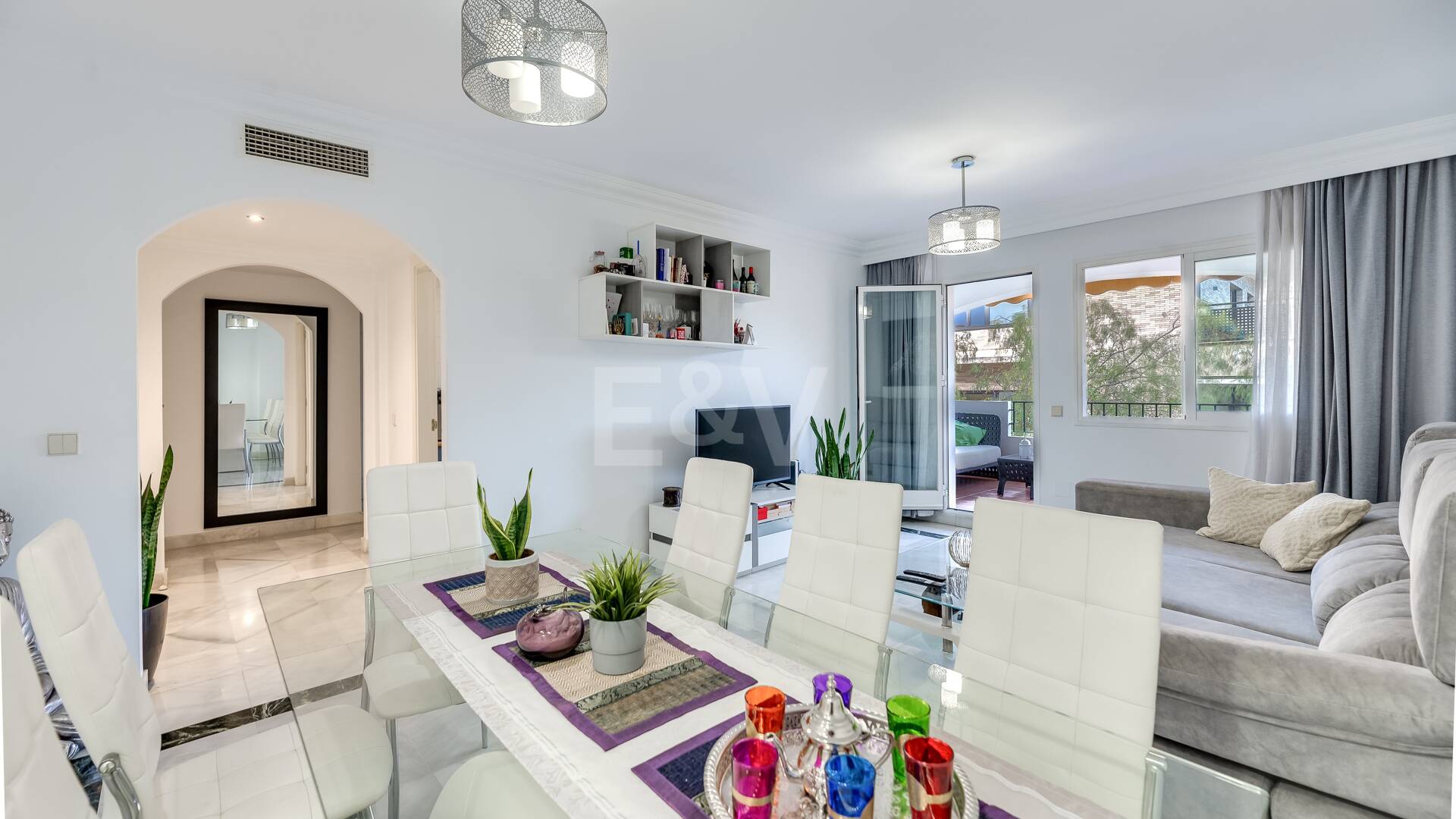 Trendige 2-Zimmer-Wohnung an der Goldenen Meile, Marbella. Verfügbar in den Sommermonaten Juni bis Oktober. Geschlossene Wohnanlage, fußläufig zum Strand