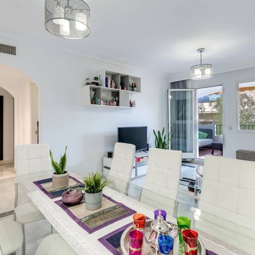 Trendige 2-Zimmer-Wohnung an der Goldenen Meile, Marbella. Verfügbar in den Sommermonaten Juni bis Oktober. Geschlossene Wohnanlage, fußläufig zum Strand