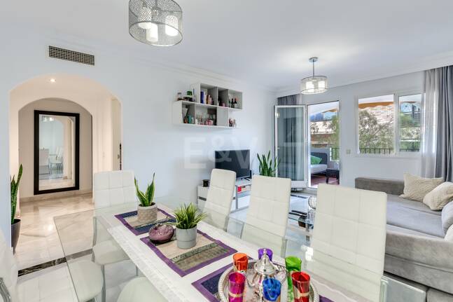 Trendige 2-Zimmer-Wohnung an der Goldenen Meile, Marbella. Verfügbar in den Sommermonaten Juni bis Oktober. Geschlossene Wohnanlage, fußläufig zum Strand