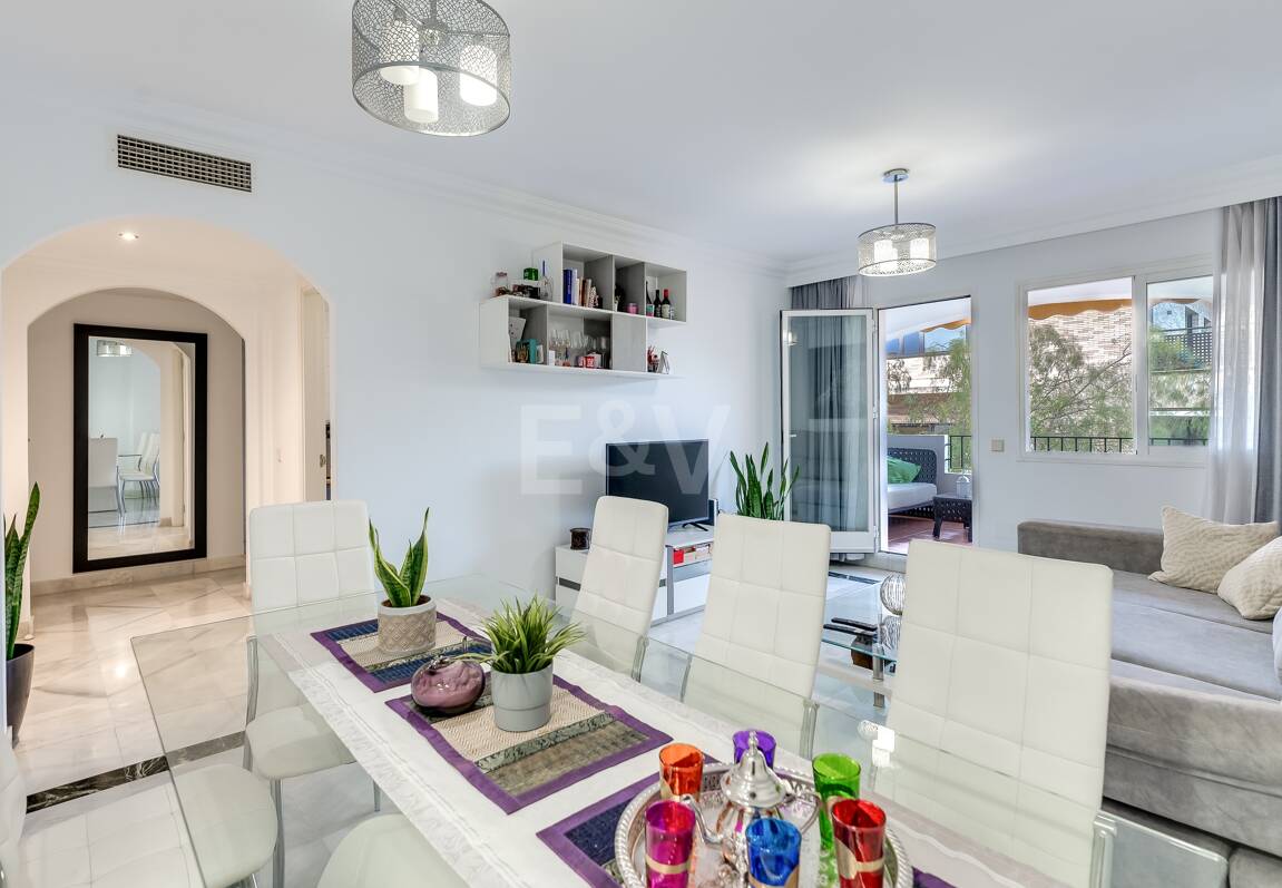 Trendige 2-Zimmer-Wohnung an der Goldenen Meile, Marbella. Verfügbar in den Sommermonaten Juni bis Oktober. Geschlossene Wohnanlage, fußläufig zum Strand