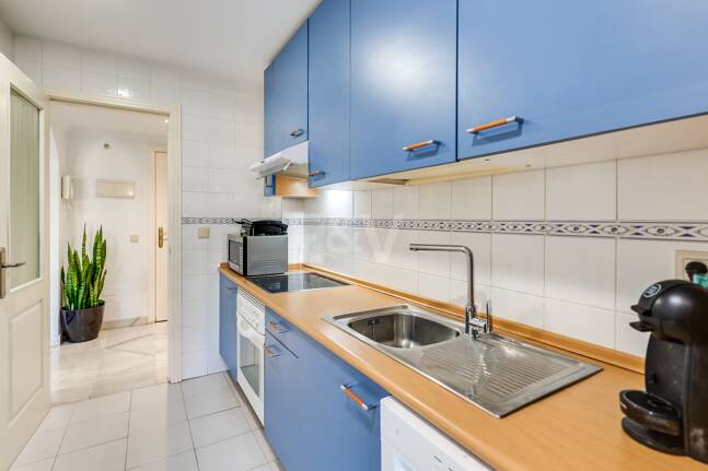 Trendige 2-Zimmer-Wohnung an der Goldenen Meile, Marbella. Verfügbar in den Sommermonaten Juni bis Oktober. Geschlossene Wohnanlage, fußläufig zum Strand